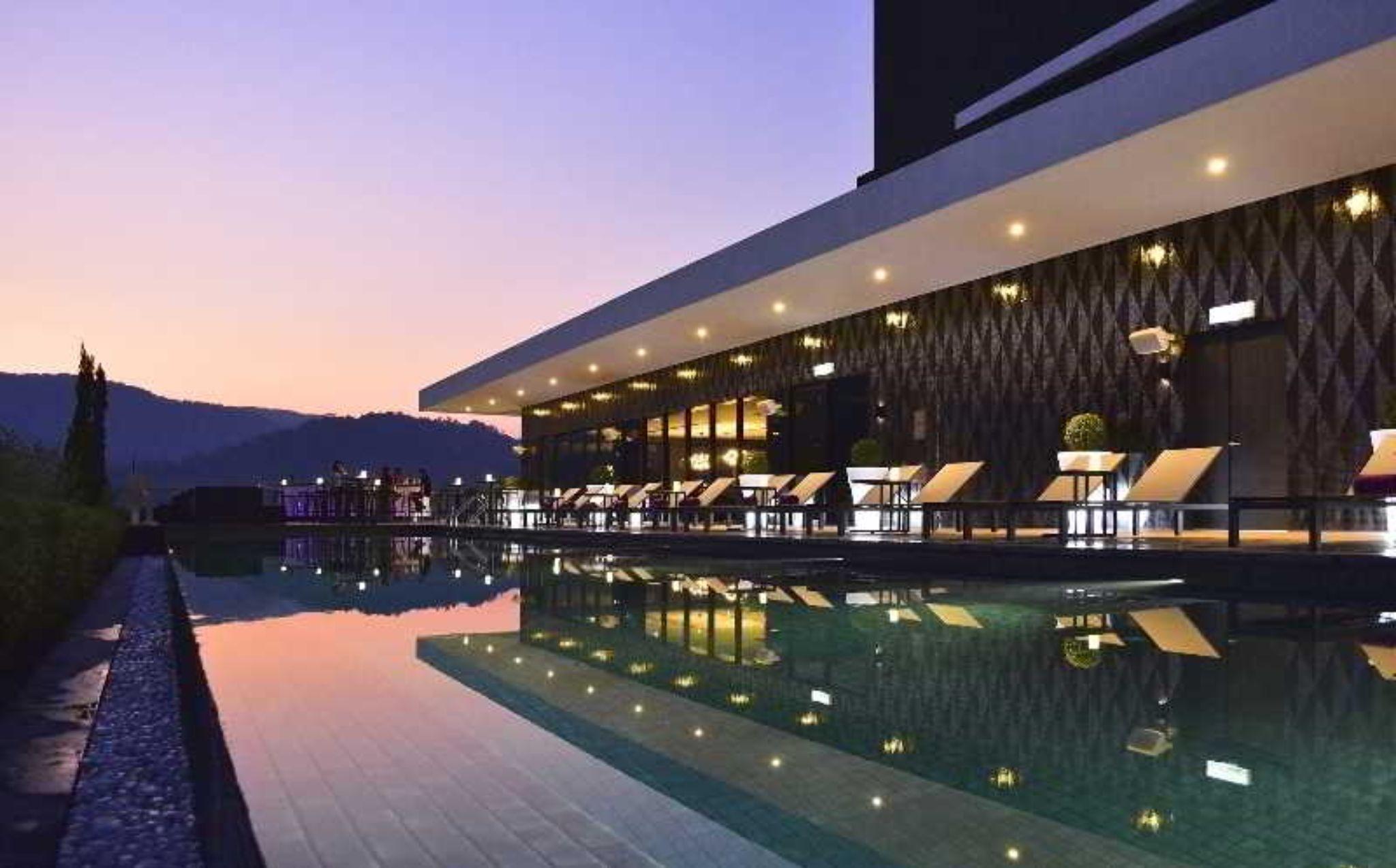 فندق جي كيلاوي Tanjung Tokong المظهر الخارجي الصورة The hotel's pool