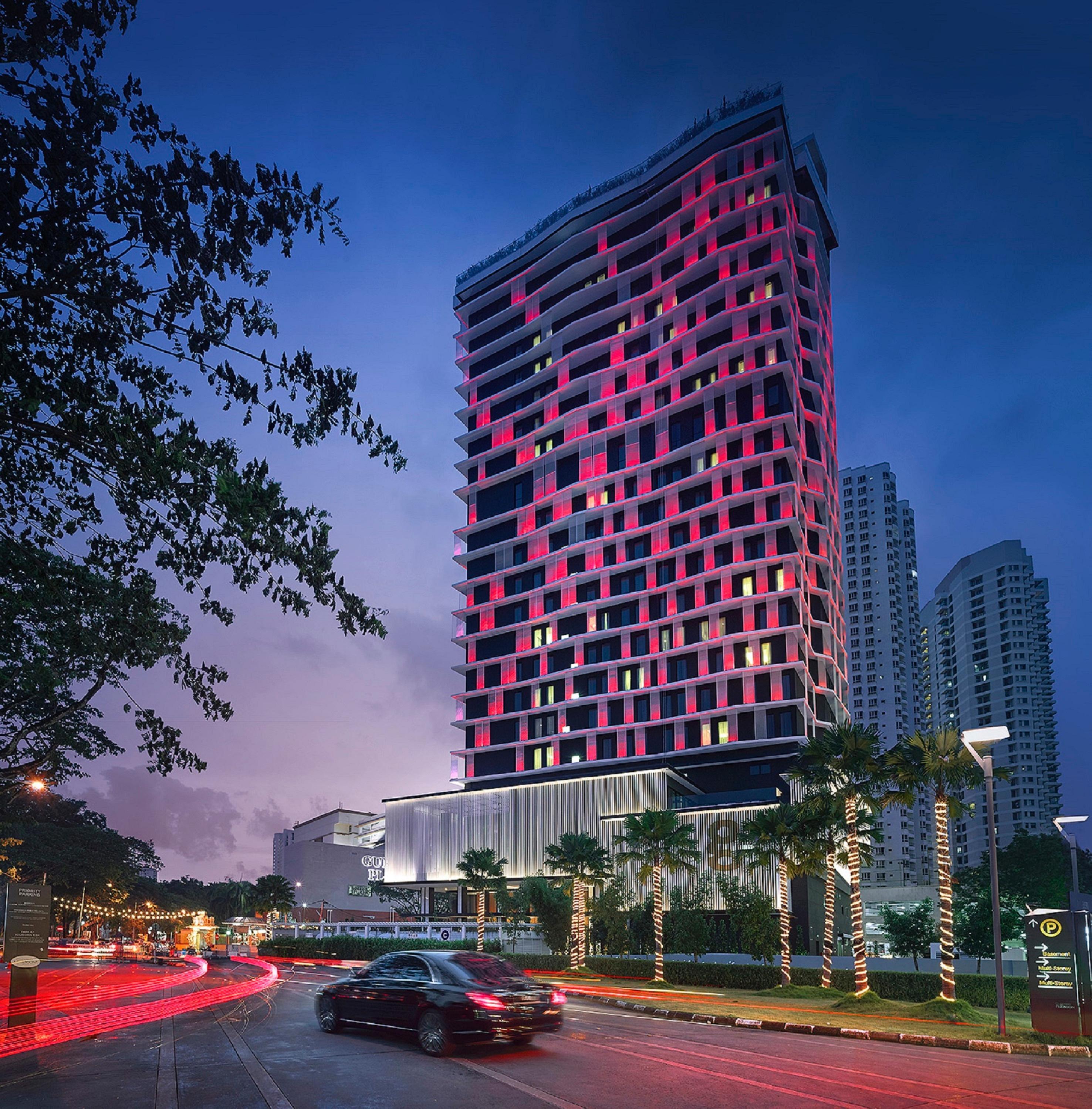 فندق جي كيلاوي Tanjung Tokong المظهر الخارجي الصورة The hotel at night
