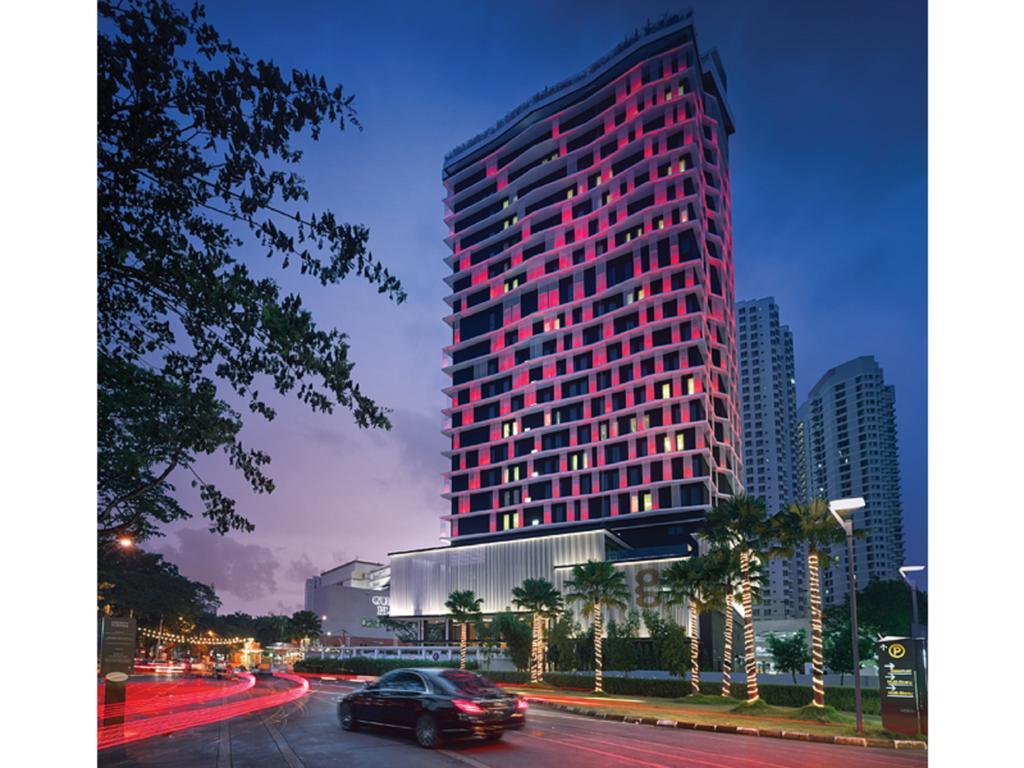 فندق جي كيلاوي Tanjung Tokong المظهر الخارجي الصورة The hotel at night
